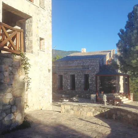 Xenonas Alexiou לינה וארוחת בוקר Archaia Feneos