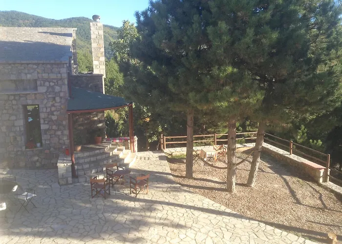 לינה וארוחת בוקר Xenonas Alexiou Archaia Feneos