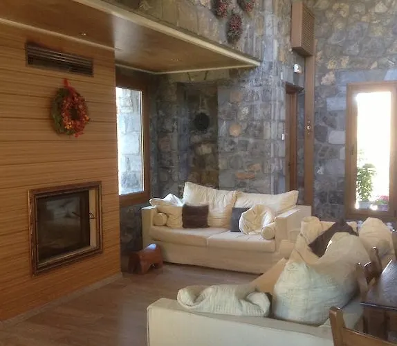 לינה וארוחת בוקר Xenonas Alexiou 3*